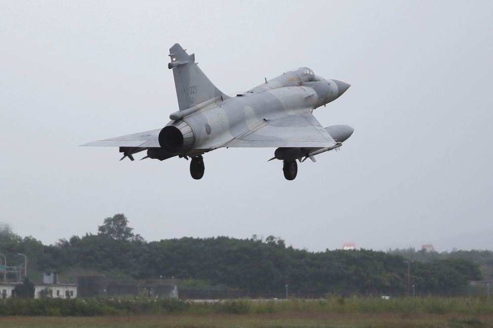 Et jagerfly av typen Mirage 2000 tar av fra en base nord på Taiwan for å overvåke den store kinesiske militærøvelsen ved øya.