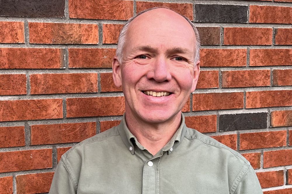 Odd Røvang, som er produksjonssjef i Kraftia Energi, er vinner av TUs spåkule 2025. Teslas suksess i Norge var et av få spørsmål han bommet på.