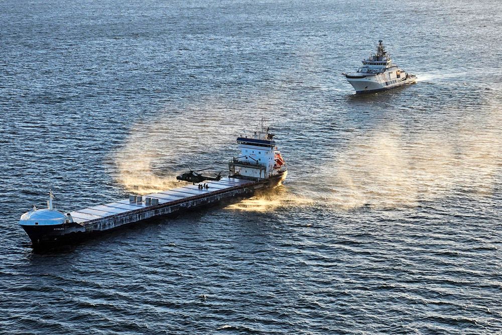 Her border et helikopter med finske mannskaper lasteskipet Fitburg, som mistenkes for å ha kappet tre fiberkabler i Østersjøen med ankeret sitt. Det finske kystvaktskipet Turva var med på operasjonen nyttårsaften.