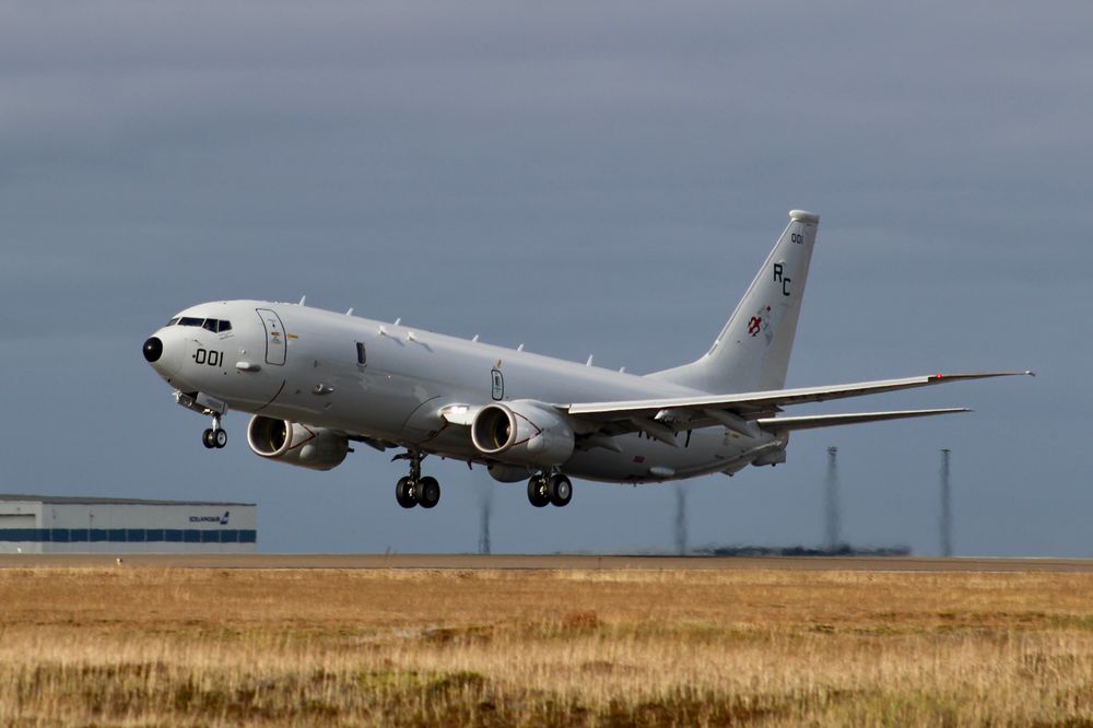 USA har godkjent en dansk forespørsel om å kunne få kjøpe inntil tre maritime patruljefly av typen P-8 Poseidon. Her utfører et amerikansk fly av denne typen «touch-and-go»-øvelser på den islandske Keflavik-flybasen i 2025.