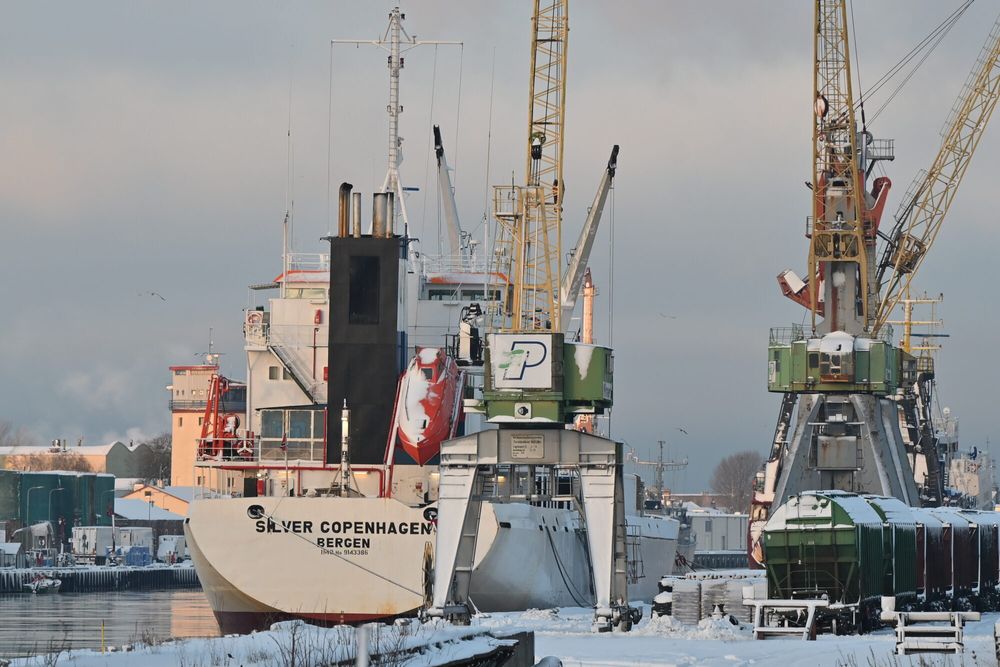 Lastebåten Silver Copenhagen, tilhørende Bergen-rederiet Silver Sea, får forlate havnen i Liepaja etter at det søndag ble undersøkt, mistenkt for å ha forårsaket skader på en undersjøisk fiberkabel. Latvisk politi sier imidlertid at det ikke er noe som tyder på at skipet har vært involvert i kabelkuttingen.