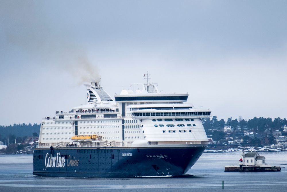 
Kiel-fergen Color Fantasy passerer Dyna fyr på vei inn Oslofjorden.
