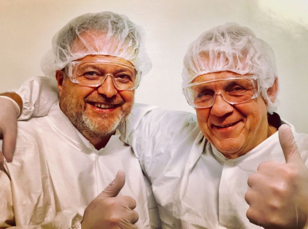 TUs podkast Teknisk sett fyller ti år. Temaene og besøkene har vært mange. Som her, da Odd Richard Valmot (t.h.) og Jan M. Moberg var på besøk i et «clean room» i California. 