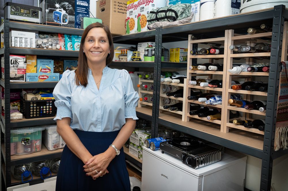 Ansvarlig redaktør Kristina Fritsvold Nilsen i beredskapslageret sitt.