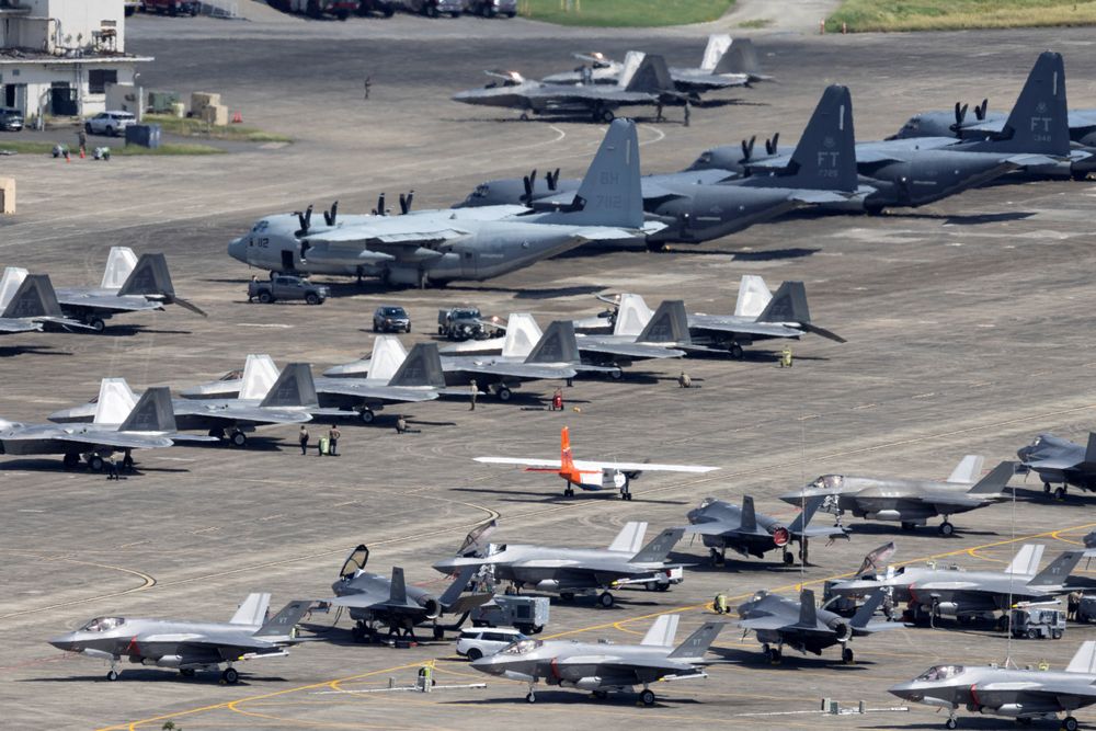 Et lite, kommersielt fly takser mellom amerikanske kamp- og transportfly på den tidligere marineflybasen Naval Station Roosevelt Roads i Puerto Rico etter lørdagens angrep på Venezuela og bortføringen av landet president, Nicolás Maduro.