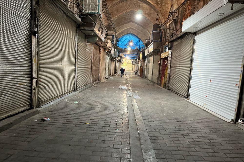 Det er tomt i gatene i den iranske hovedstaden Teheran. Butikkene er stengt, som følge av demonstrasjonene.