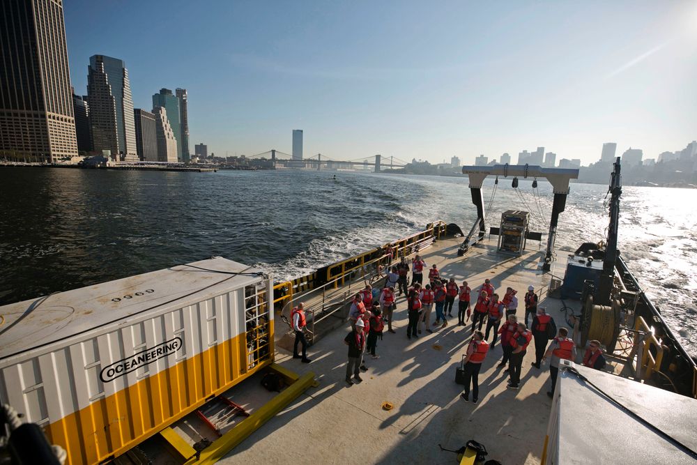 I 019 var den daværende norske regjeringen på båttur utenfor New York for å ta vindkraftprosjektet Empire Wind i nærmere øyesyn. Nå truer Equinor med å droppe hele prosjektet hvis amerikanske myndigheter ikke opphever stoppordren mot prosjektet.