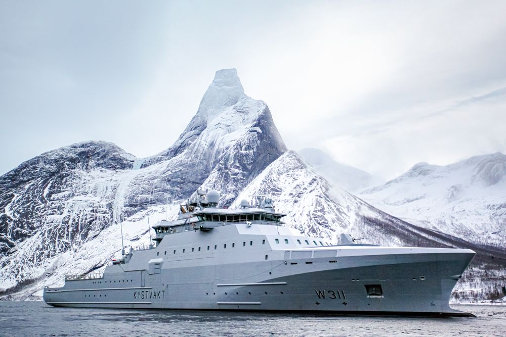 Kystvaktskipet KV Bjørnøya, her foran Stetind i Stefjorden.
