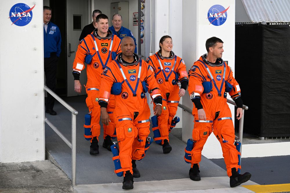 Her er astronautene Victor Glover, Reid Wiseman, Jeremy Hansen og Christina Koch på vei til en test på Cape Canaveral.