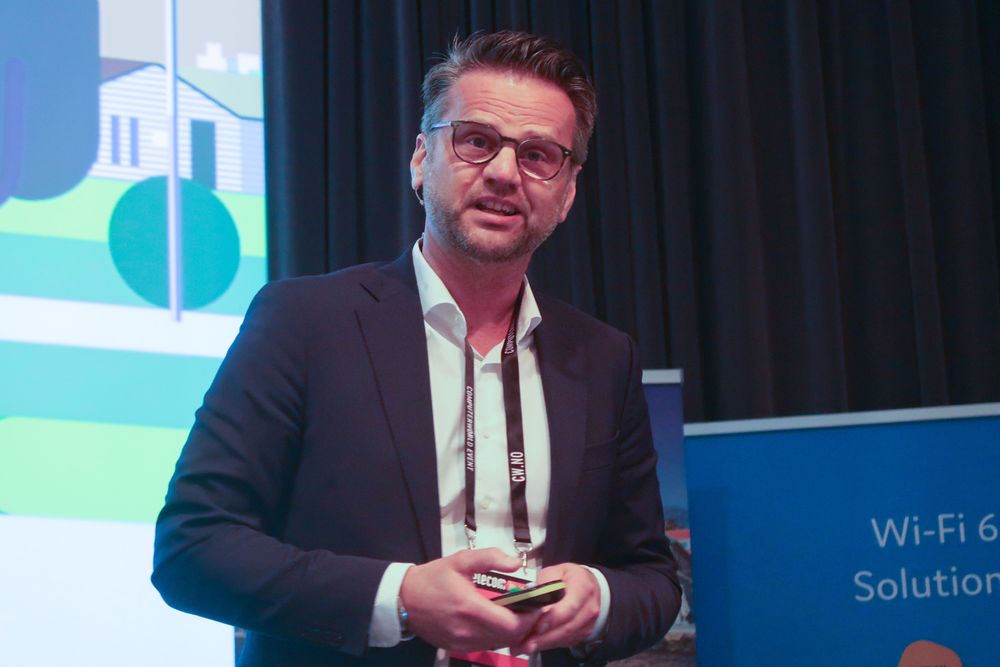 Administrerende direktør Nandor Helgheim i Enivest sier i en melding at nye eiere vil få et godt utgangspukt for å utvikle selskapet videre. Her på scenen under konferansen Telecom World i Stavanger 19. april 2022. 