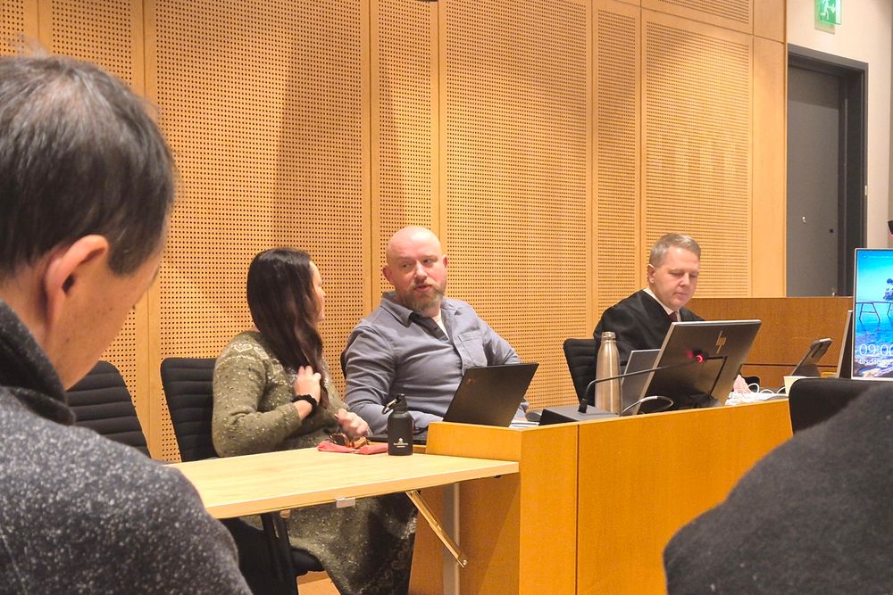 Alexander Karlsen og LOs advokat Edvard Bakke i retten tirsdag morgen.