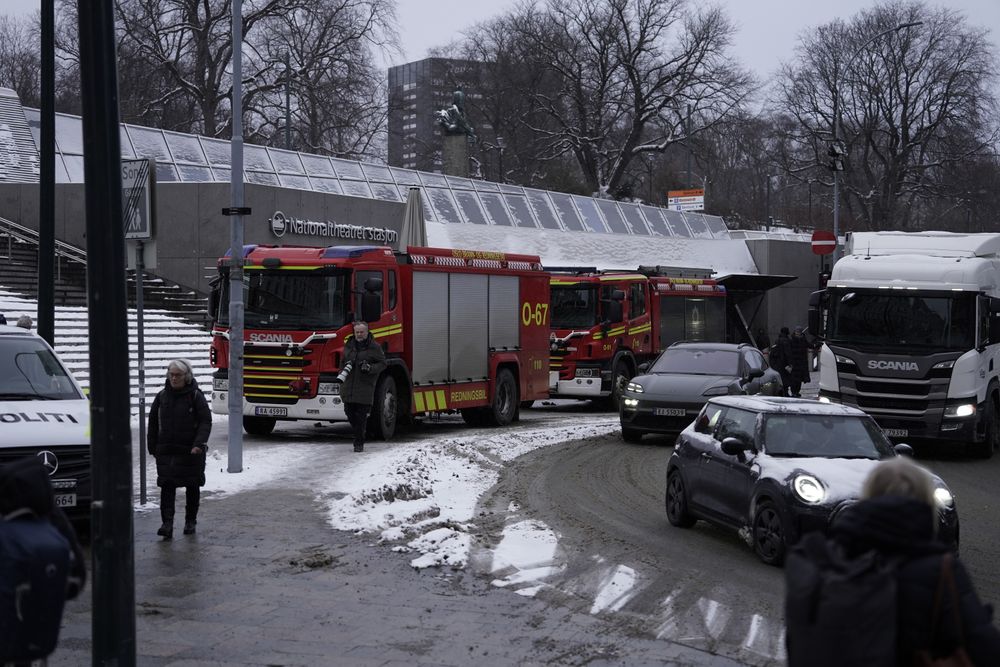 Nødetatene er på plass på Nationaltheatret stasjon etter at det oppsto røykutvikling fra et togsett.