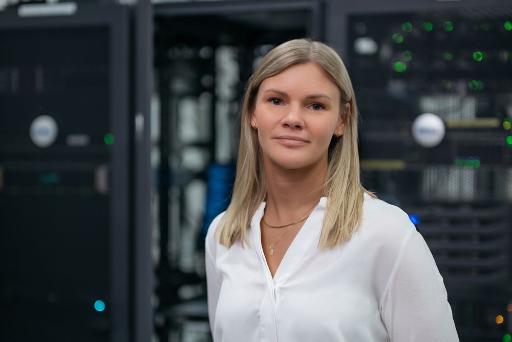 Ingrid Oskarsen som leder bankens cyberforsvarssenter ser en kraftig vekst i «KI-støttede» hendelser.