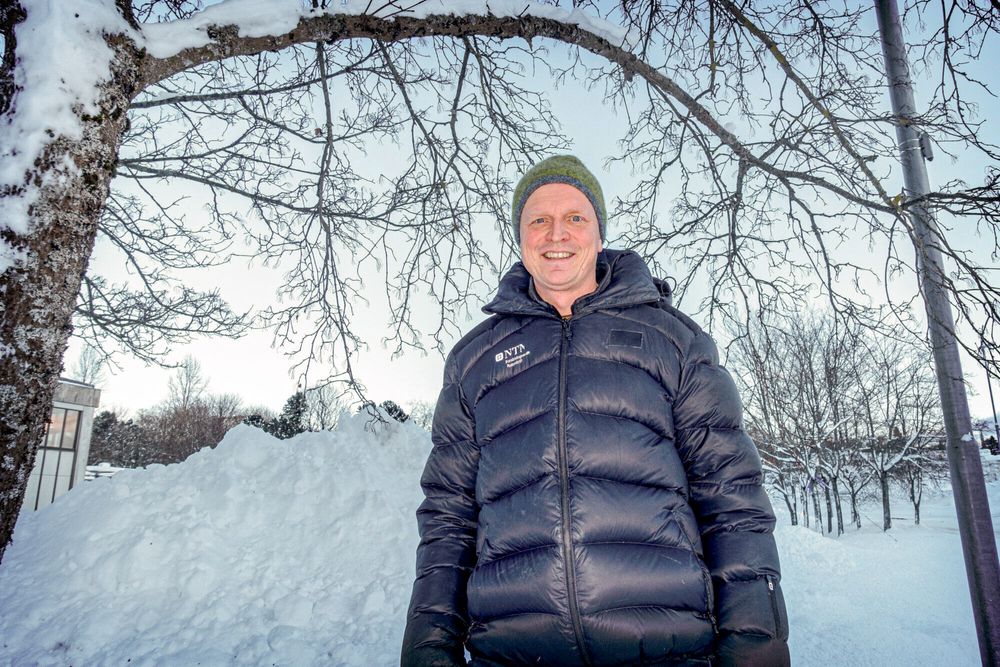 Snøkaos eller bare utfordringer? Kampen om plassen i byene våre har aldri har vært større. Mange steder finnes det ikke plasser å frakte vekk snøen til, sier NTNU-professor Alex Klein-Paste.