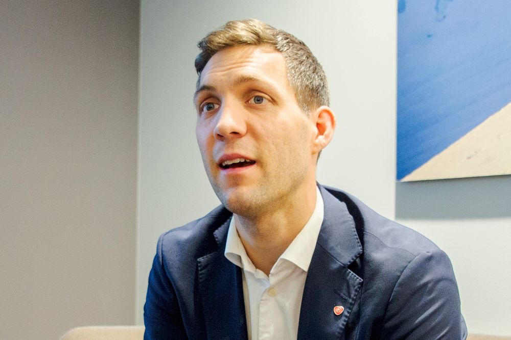 – I dag er det de som kaster avfallet, som tar regningen. Nå legger vi ansvaret der det hører hjemme, sier klima- og miljøminister Andreas Bjelland Eriksen (Ap).