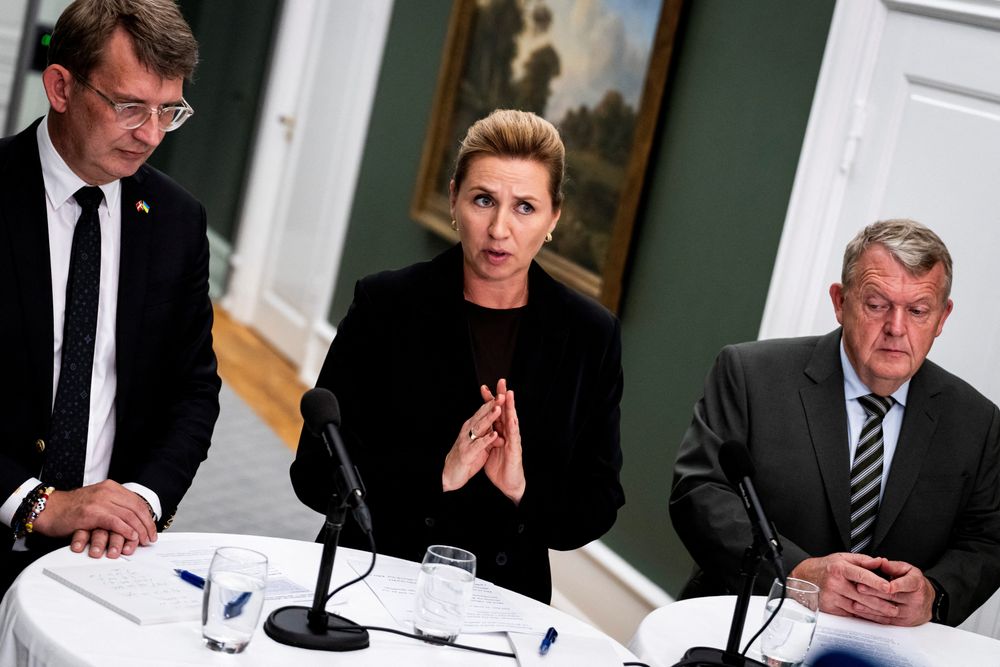 Danmarks utenriksminister Lars Løkke Rasmussen, til høyre, bekrefter på Facebook at avtalen om Grønland skal underskrives neste uke. Det er statsminister Mette Frederiksen (i midten) skal skrive under for Danmark.