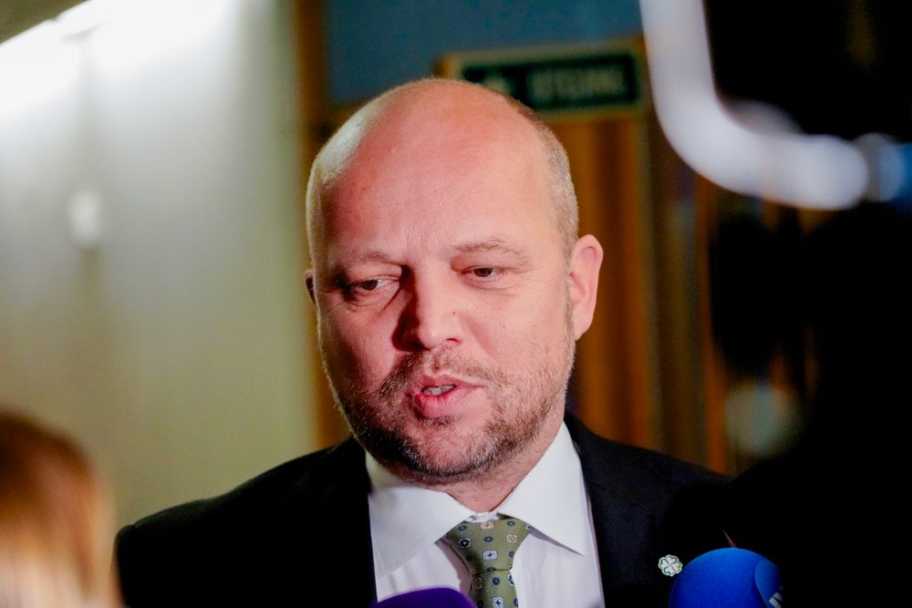 Sp-leder Trygve Slagsvold Vedum er skeptisk til å kjøpe nytt rakettsystem fra Sør-Korea.