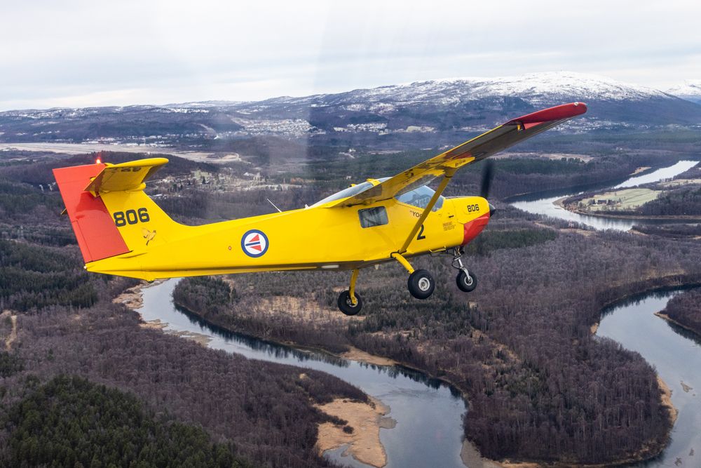 Luftforsvaret skolefly, Saab MFI-15 Safari, har blitt brukt i mange år. Snart er det trolig slutt. På bildet flyr et av de gule flyene over Nordland.
