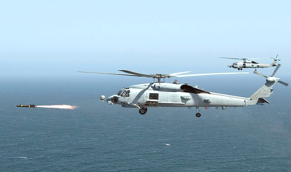 Danmark vil utruste Seahawk-helikopterne med nye amerikanske missiler. Her avfyres et Hellfire-missil fra et MH-60 Seahawk helikopter.
