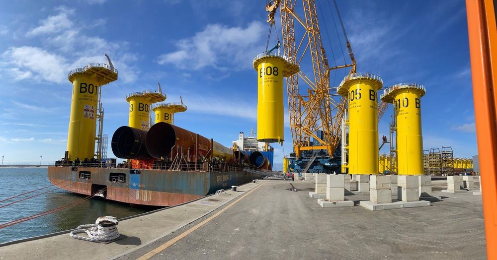 Equinor sitt havvindprosjekt Empire Wind har fått midlertidig forføyning i amerikansk rett. Bildet viser lasting av monopæler i Rotterdam, før utskiping til Empire Wind-feltet.