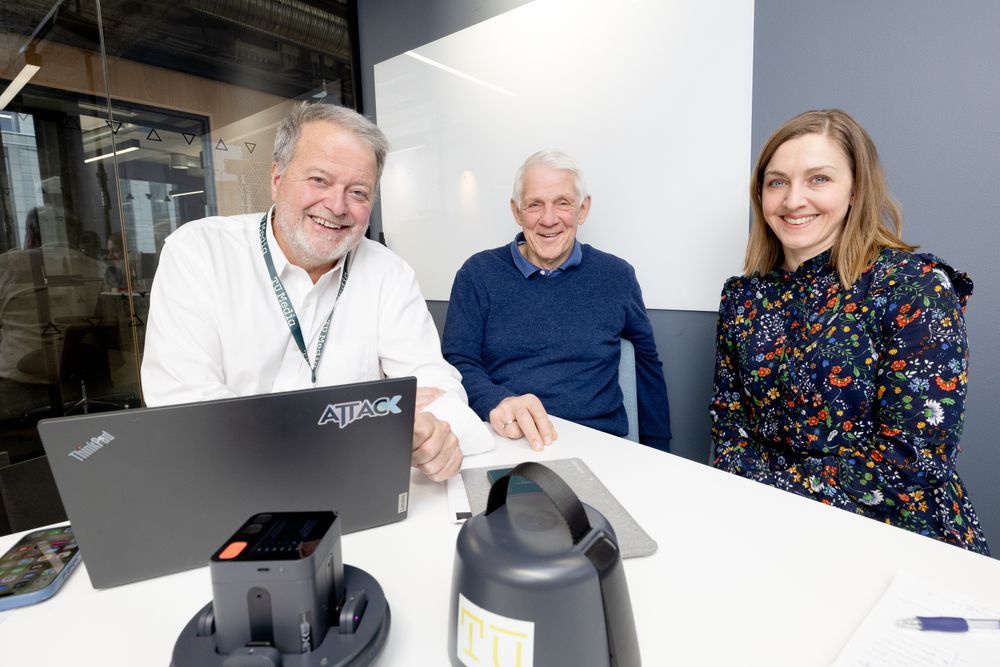 Podkasten Teknisk sett er ti år. Podkast med Jan M. Moberg, Odd Richard Valmot og Ellen Viseth.