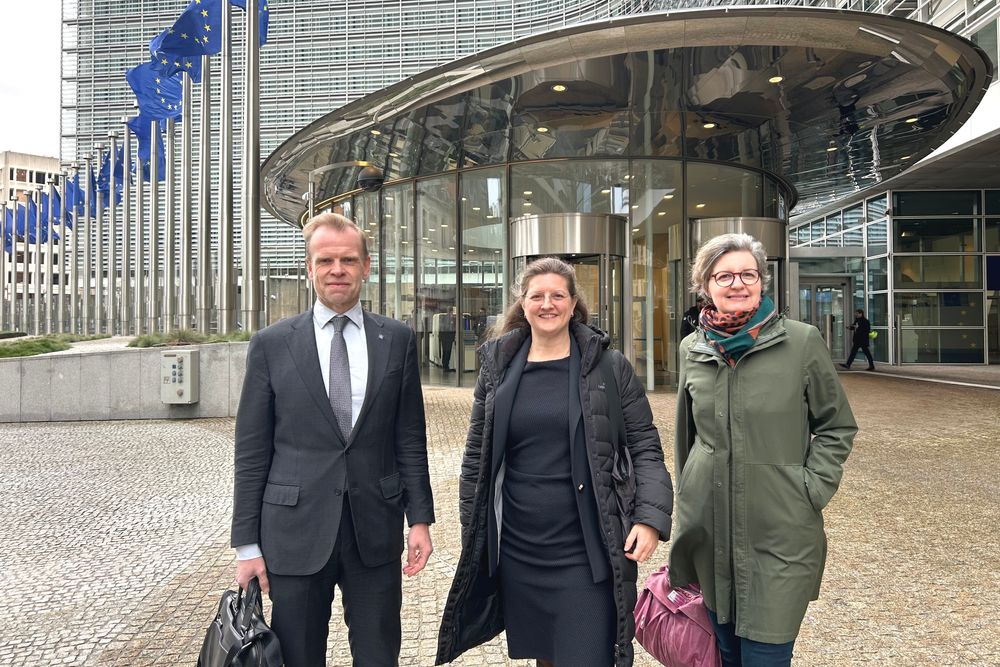 Yara-sjef Svein Tore Holsether og kolleger på vei inn til møte med EU-kommisjonen etter en krevende beskjed om at årevis med innsats kan ende opp med å bli forgjeves.