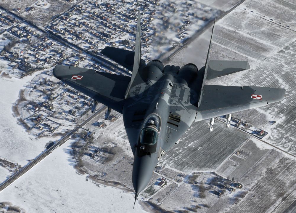 Det et slike MiG-29-fly Polen tilbyr Ukraina. Bildet er tatt over Litauen i 2025.