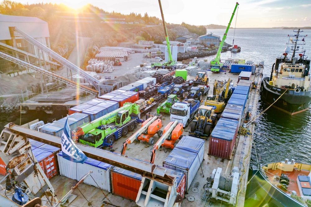 Bildet viser en lekter med last til byggingen av en ny stasjon på Jan Mayen. Nå skal det også bygges en stasjon for ilandføring av sjøfiberen Arctic Way på øya.