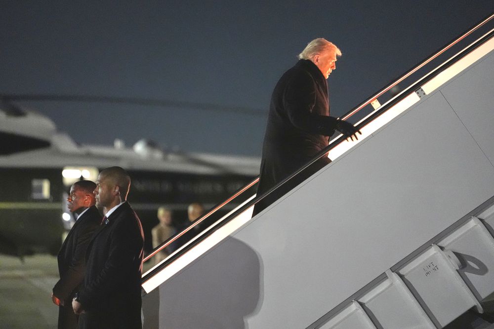 President Donald Trump gikk om bord i Air Force One på Joint Base Andrews i Maryland, like utenfor Washington D.C., tirsdag kveld. 