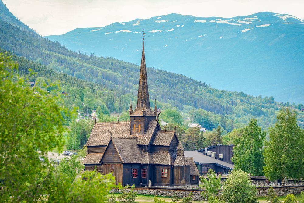 Lom stavkirke i Lom er blant de gamle, fredede byggene hvor det er avdekket høye nivåer av giftstoffer.