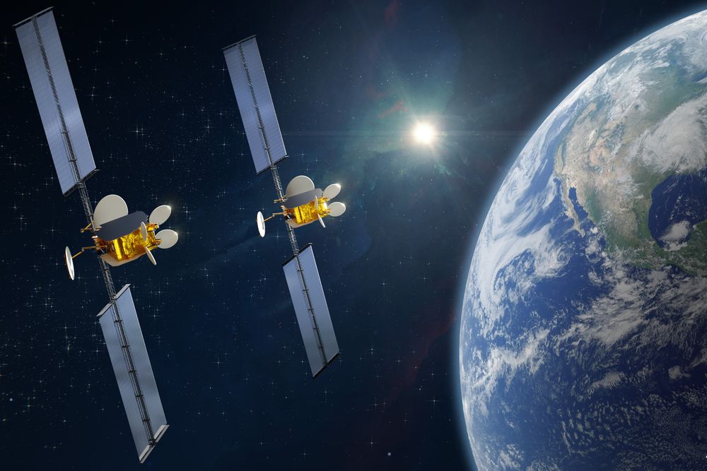 Det er mye som skal på plass før nordmenn og andre nordeuropeere kan ringe direkte fra mobil til satellitt. Illustrasjonen viser en tegning av Onesat Intelsat SDS-satellitter fra Airbus.