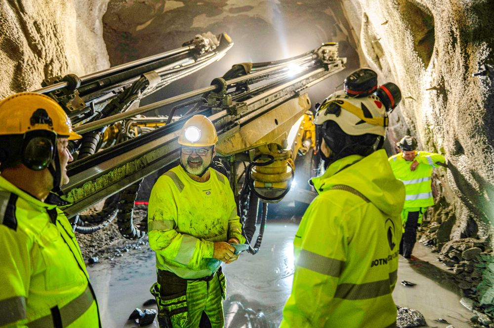 Botnia Golds gullgruve tjener godt på en ustabil verden. Gruvearbeider Anders Norrman i midten.