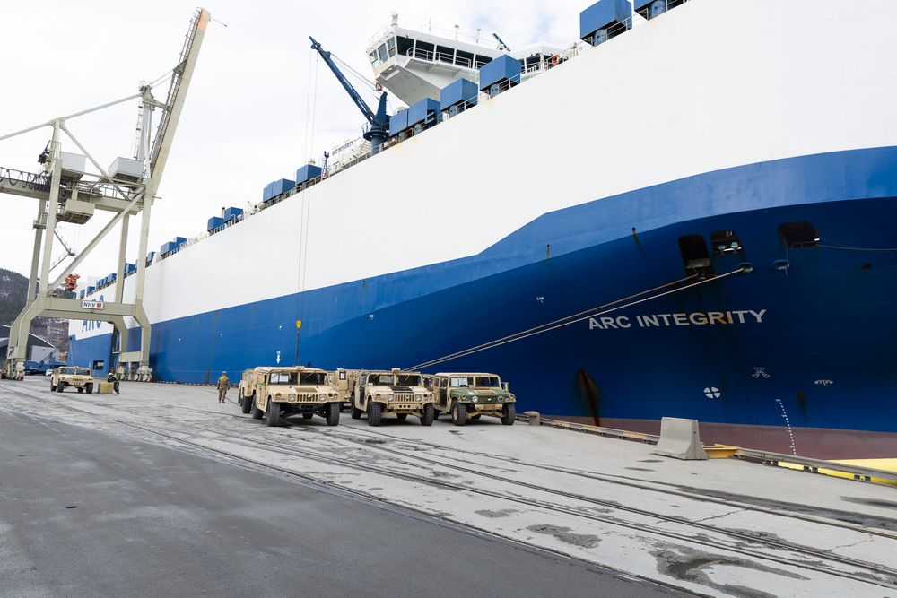 Mange norskeide skip, som ARC Integrity, er del av det amerikanske forsvarets logistikk. Her i forbindelse med øvelse Immediate Response i Narvik i 2024. Skipet er eid av Wallenius Wilhelmsen gjennom et amerikansk datterselskap.