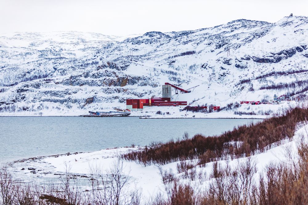 Selskapet Nussir ASA har fått driftskonsesjon for en kobbergruve ved Repparfjorden i Finnmark. Masser fra gruvedriften vil bli tømt i et sjødeponi i fjorden.