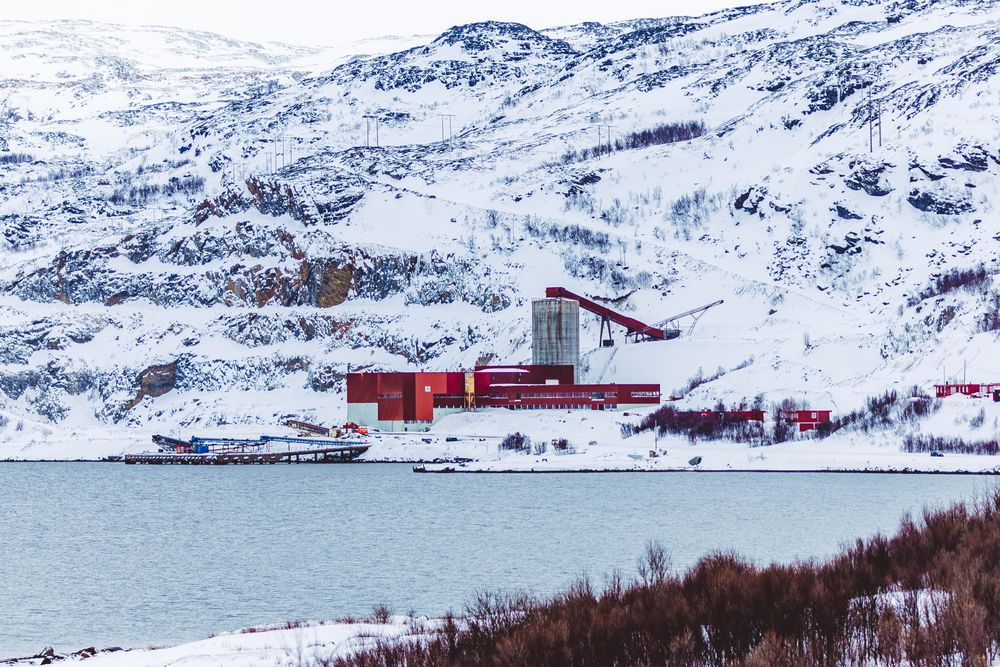Selskapet Nussir ASA har fått driftskonsesjon for en kobbergruve ved Repparfjorden i Finnmark. Masser fra gruvedriften vil bli tømt i et sjødeponi i fjorden.