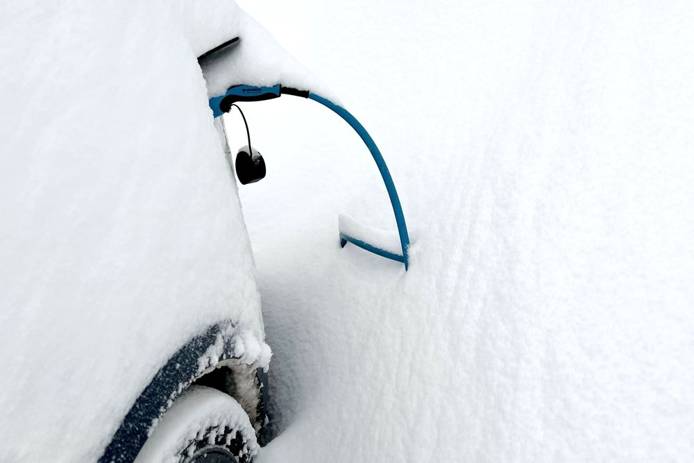 Ja, du må lade elbilen oftere når gradestokken kryper nedover. Men med enkle tilpasninger kan du bruke elbilen på en forutsigbar og trygg måte, selv når gradestokken viser -20.