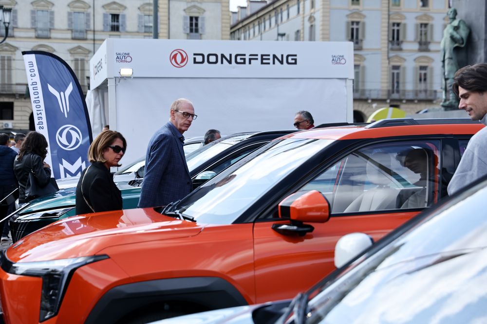 Besøkende på bilmessa i Torino kunne i fjor sommer titte på biler fra den kinesiske produsenten Dongfeng. Nå vil selskapet sette sammen opptil 110.000 biler i året ved en planlagt monteringsfabrikk i Fredrikstad.