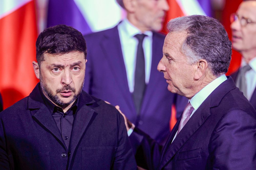 Her er Zelenskyj sammen med USAs spesialutsending Steve Witkoff i Berlin i desember. Foto: Markus Schreiber / Pool via AP / NTB