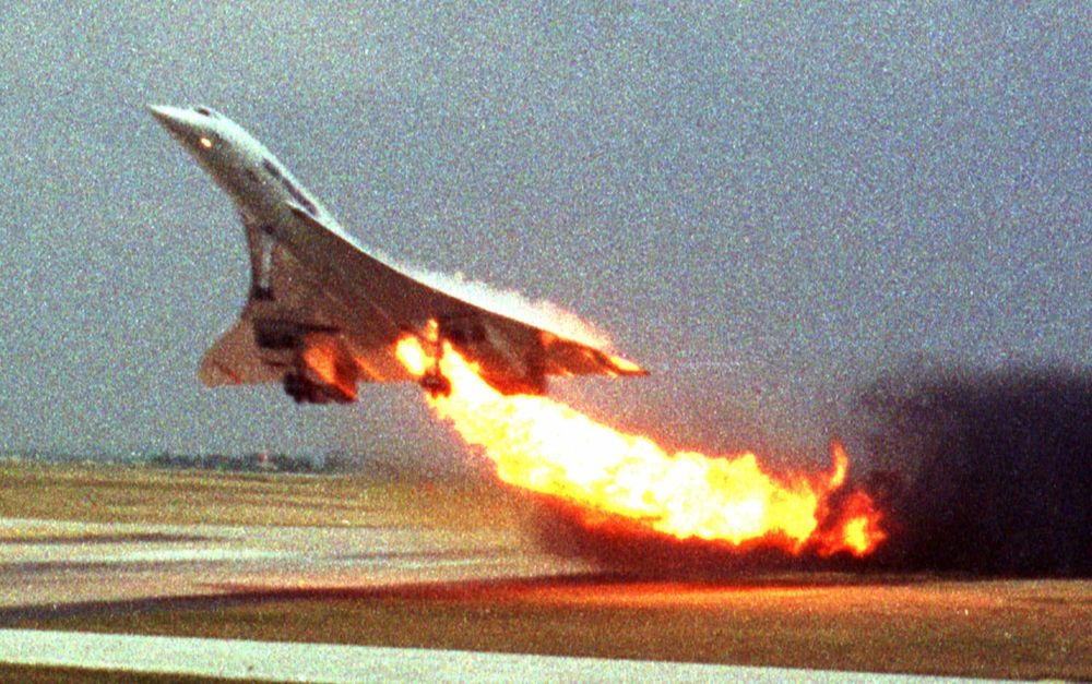 Air France Concorde flight 4590 fra Charles de Gaulle-lufthavnen Paris med ild strømmende fra den venstre vingen 25. juli 2000. Flyet styrtet kort tid etter.