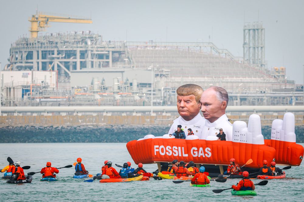 Greenpeace-aktivister fra 17 europeiske land blokkerte LNG-terminalen i Zeebrugge i Belgia i oktober i fjor, i protest mot Europas gassavhengighet.