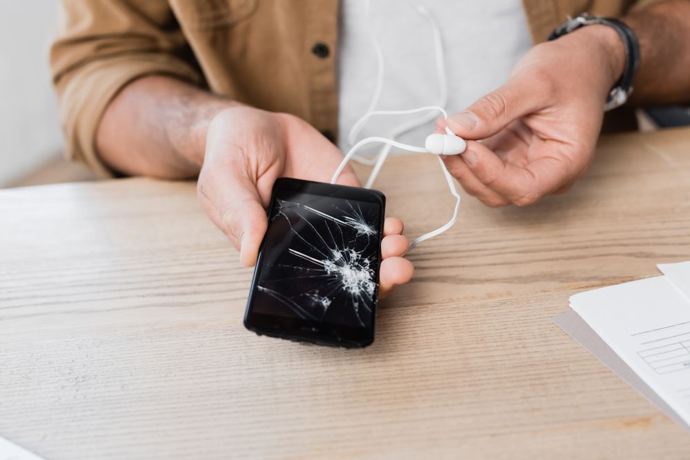 Å nei! Om skjermen knuser, er det bare én ting å gjøre – og den løsningen finnes ikke på badet.