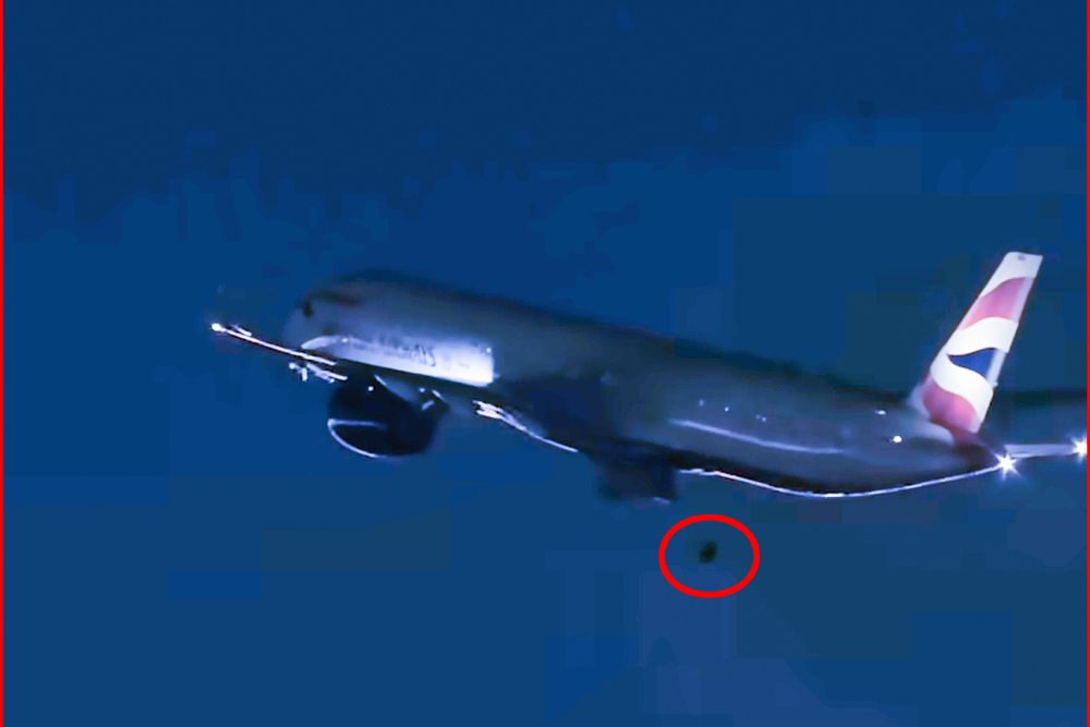 Her faller hjulet av flyet. Bildet er hentet fra videoen til Flightradar24. Det er litt etterbehandlet av TU for å gjøre det mer synlig. 