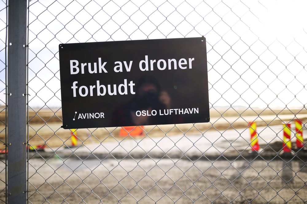 Oslo Lufthavn Gardermoen, forbudsskilt mot droneflying på sikkerhetsgjerde rundt flyplassen.
Foto: Ørn E. Borgen / NTB
