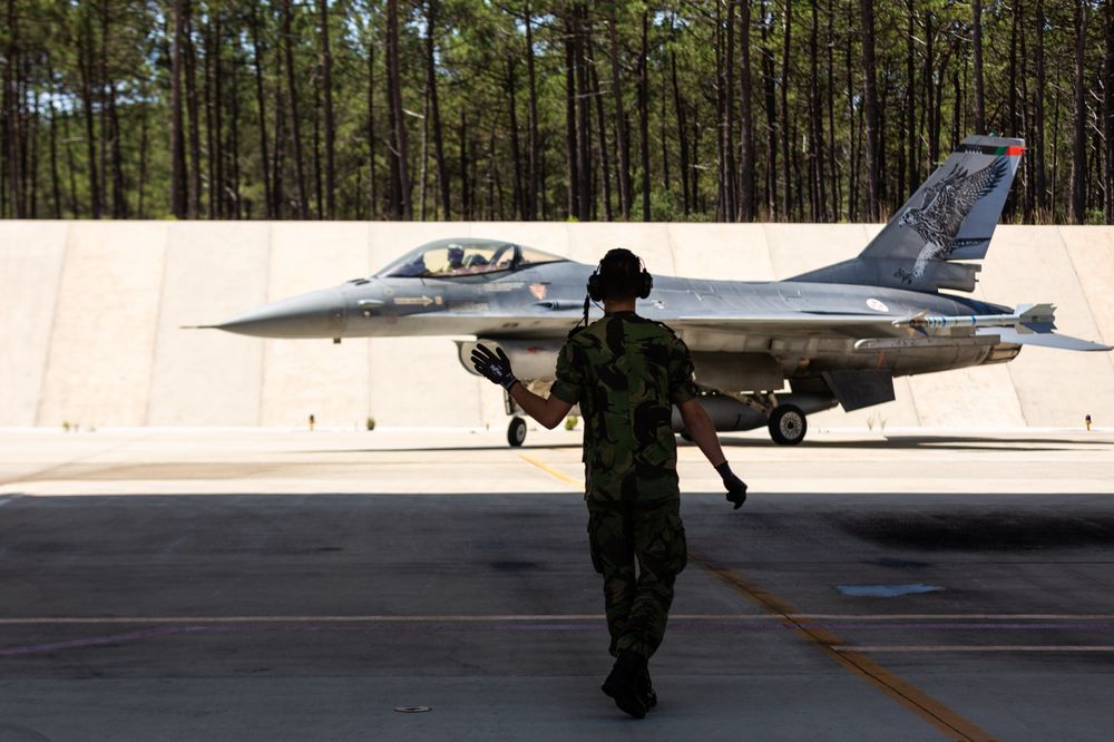 Portugisisk F-16M-fly på vei inn i en hangar ved Base Aérea N.º 5 i Monte Real, flybasen som har blitt rammet av stormen «Kristin».