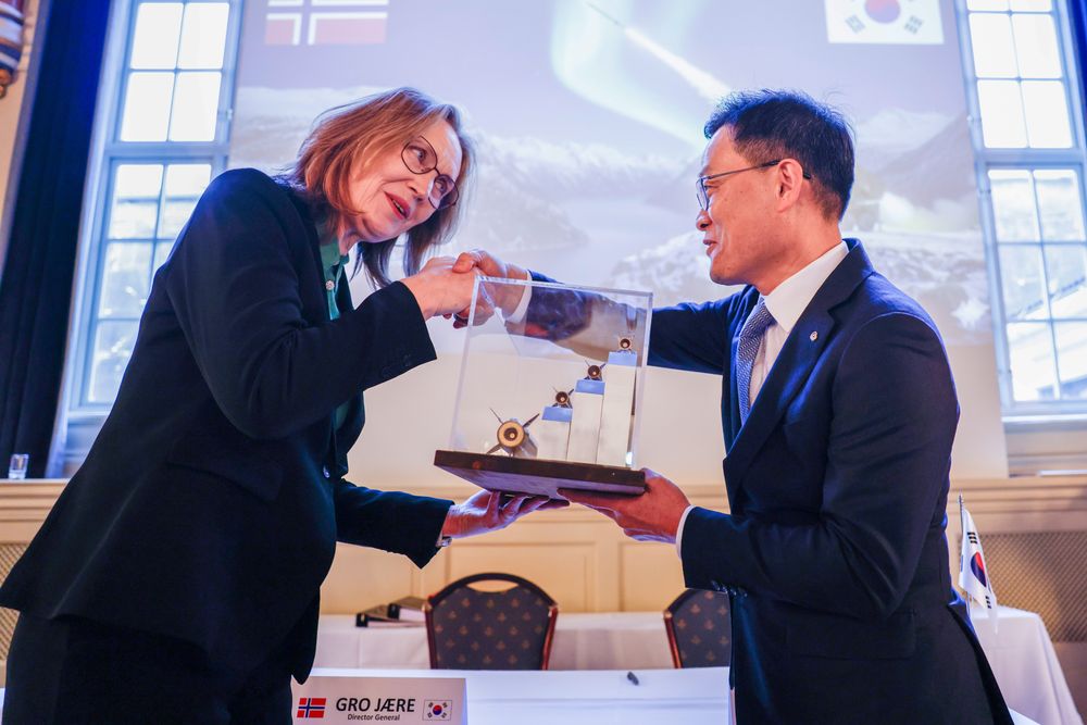 Direktør Gro Jære i Forsvarsmateriell og president i Hanwha Aerospace, Mr. Jae IL Son, signerer kontrakt om landbasert langtrekkende presisjonsild for Forsvaret.