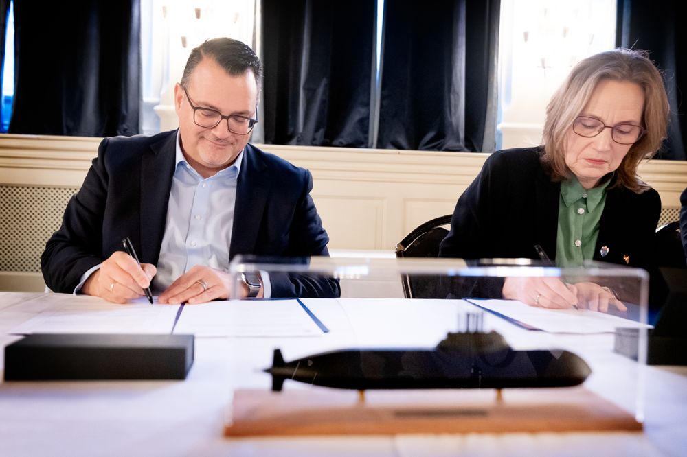 Her signerer administrarende direktør Oliver Burkhard i TKMS og direktør Gro Jære i Forsvarsmateriell kontrakten om øke ubåtanskaffelsen fra fire til seks båter.