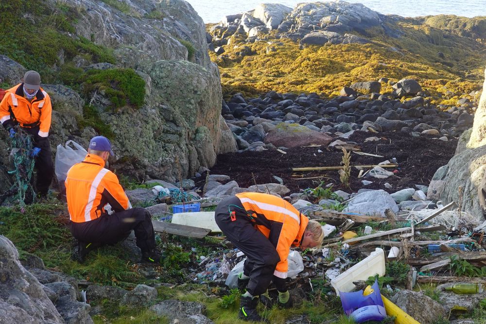 Det gjøres mange bra tiltak mot marint søppel, men det monner ikke, skriver innleggsforfatteren. Her rydder kystrenovatører fra Eider AS Mausund Feltstasjon i Froan naturreservat.