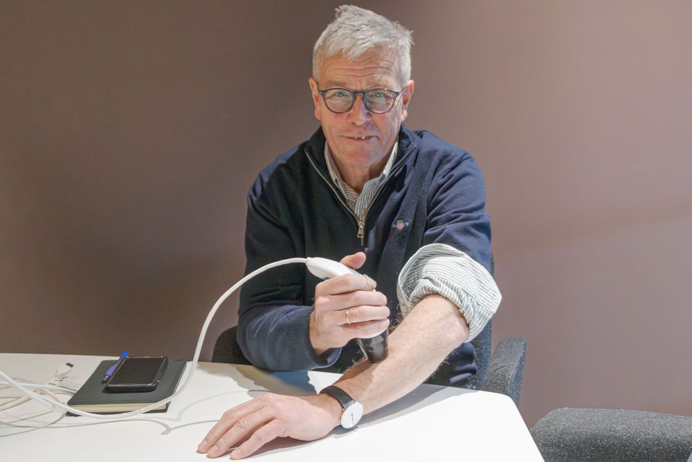 Styreleder Hans Johan Hekland i ScreenCancer demonstrer hvordan deres kamera fungerer. Løsningen har vært i bruk i apoteker i mange år, men baserer seg på manuell vurdering av bildene. Nå tar de steget over til kunstig intelligens.