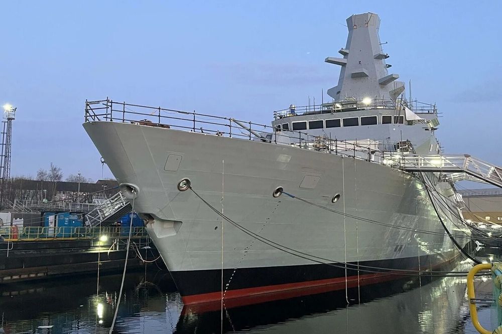 Type 26-fregatten HMS Glasgow til kai ved verftet i Skottland. Det er denne typen fregatter Norge nå skal kjøpe inn.