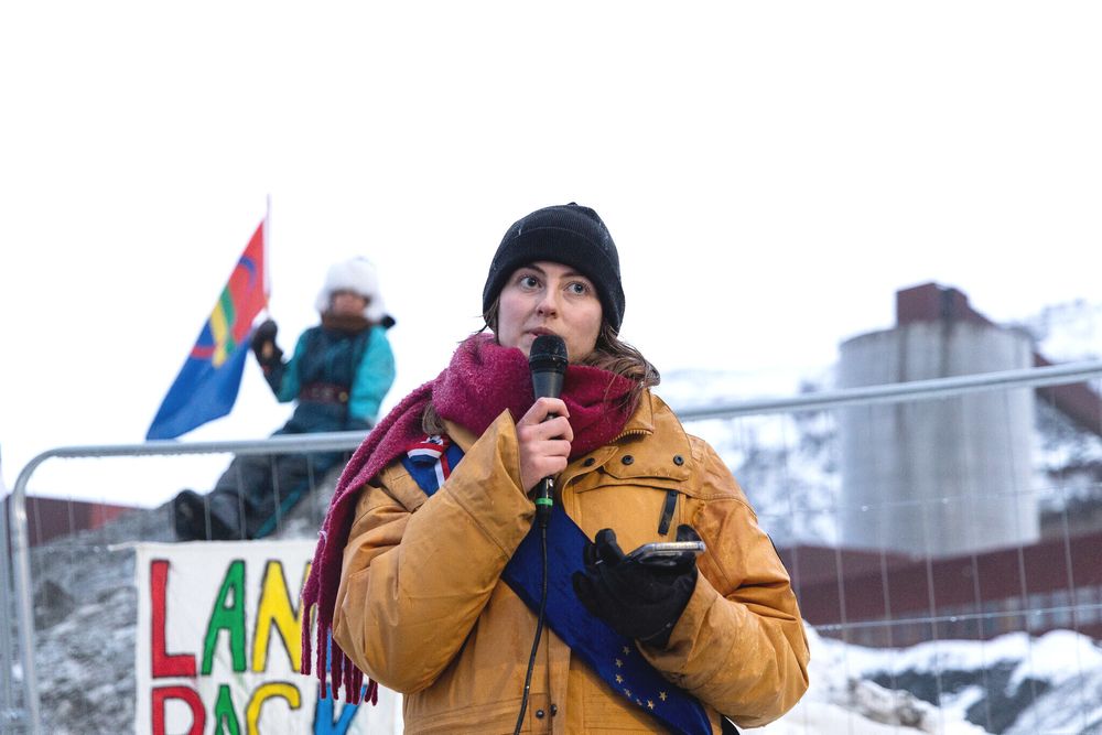 EU-parlamentariker Emma Fourreau holder appell ved Nussir-gruven i Finnmark 24. januar 2026.